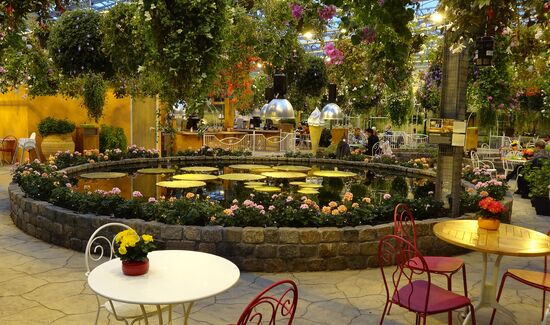 Sehr schön angelegt unter dem Blumenhimmel, das Bistro "Sakura". Unzählige Tische und Sitzgelegenheiten für einen Bistrobesuch, nur ein paar Tische waren bei unserem Besuch belegt