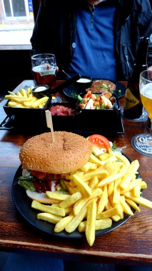 Es gab Hamburger und Rib-Eye-sSeak