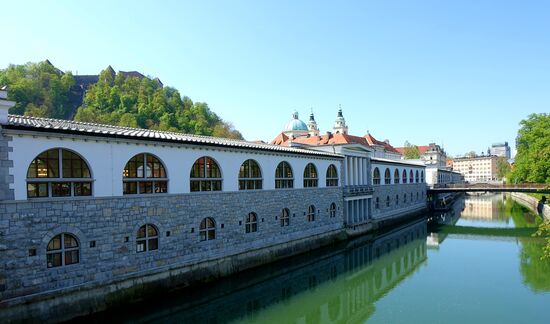 Die langgestreckte Markthalle, erbaut im 2. WK, im Hintergrund die St. Nicholas Kathedrale