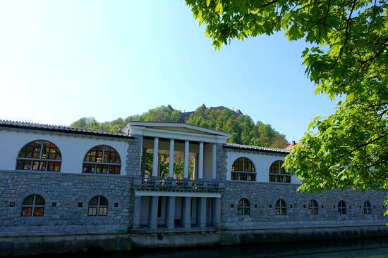 Markthalle mit Blick auf die Burg