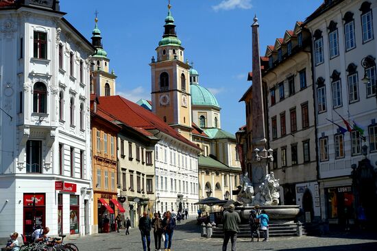 Platz vor dem Rathaus mit dem....