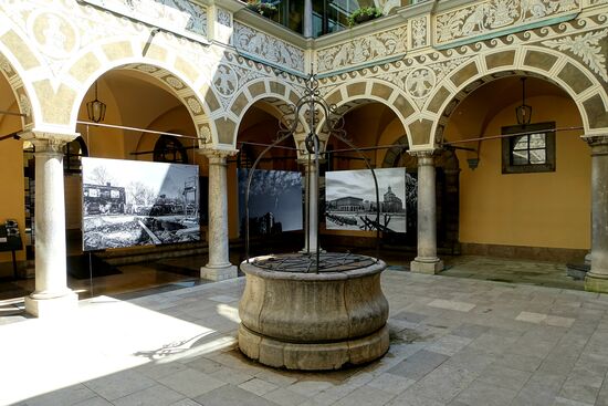 Im Atrium Fotos aus der Ukraine von Matej Povše....