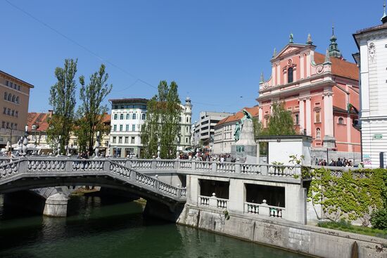....rechts die Franziskanerkirche ....