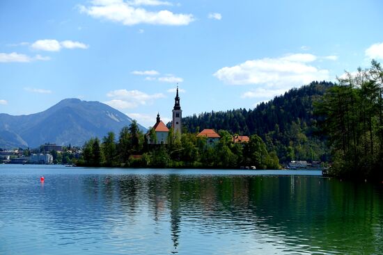 Inselchen mit der Kirche Maria Himmelfahrt