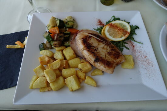 Sehr lecker, gegrillte Sepia mit Beilagen!