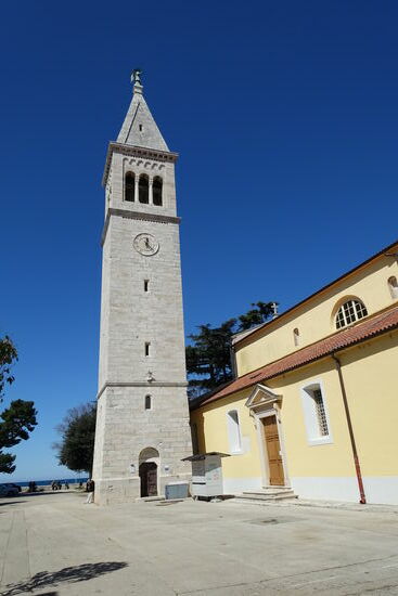 Alleinstehender Glockenturm der Pfarrkirche der Hl. Pelagius und Maximus