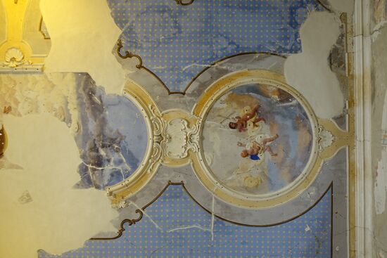 Die Deckenfresken und die kleine Kirche ...