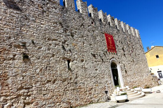 Immer wieder stösst man auf Teile der Altstadtmauer, hier sogar in eine Hotelfront integriert