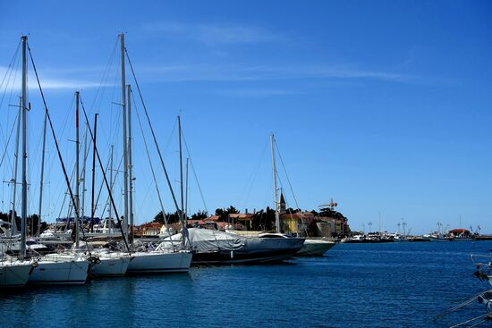 Hier die grossen und kleinen Yachten....