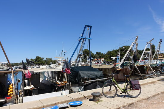 .....in einem anderen Teil des Hafens nur viele Fischerboote