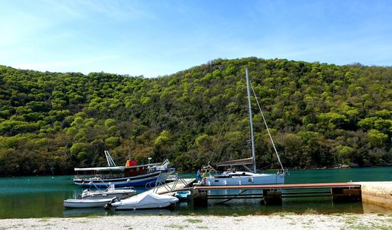 Ab Kai werden auch 70min. Rundfahrten angeboten mit Besichtigung Muschel- und Fischfarm sowie einer Grotte.....