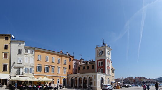Der Hauptplatz (Trg Maršala Tita) mit Uhrturm