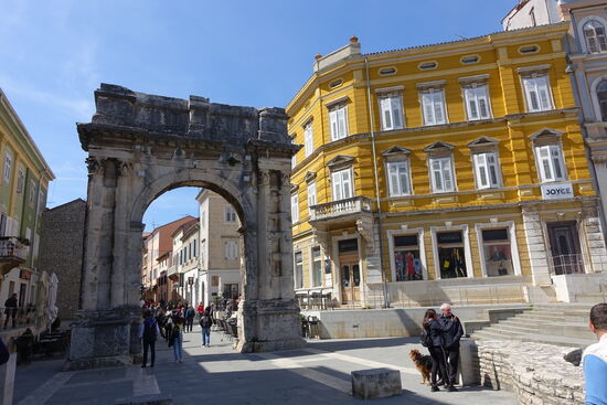 Sergierbogen, auch goldenes Tor genannt,  wurde privat von der Familie Sergier 29-27 v.Chr. erbaut. Salvia Postuma Sergia lies diesen 8m hohen Bogen als Denkmal zu Ehren ihrer drei Brüder bauen, die in der Schlacht bei Actium um 30 v.Chr. gefallen waren.