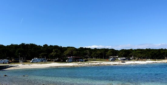 Ganz links stehen wir