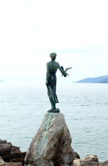 Jungfrau mit der Möwenstatue oder "Mädchen (Jungfrau) mit der Möwe" ist das bekannteste Symbol der Stadt Opatija vom Bildhauer Zvonko Tsar (1913-1982)