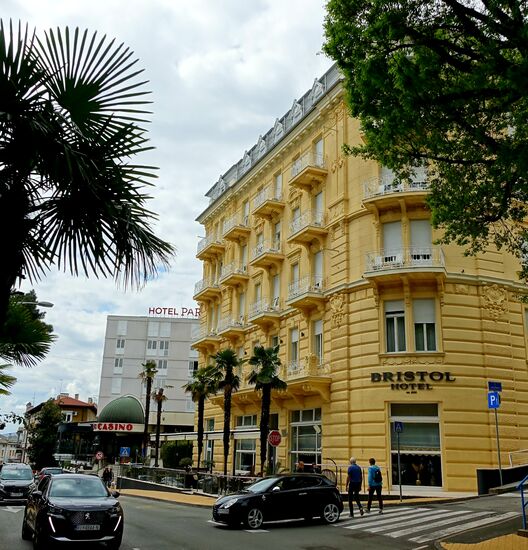Hotel Bristol mit Casino weiter unten