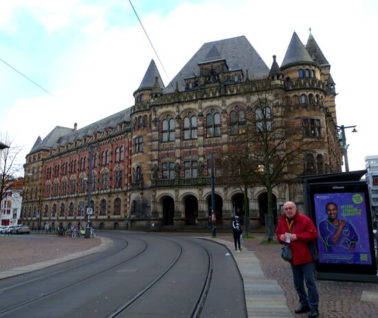 Haltestelle Domsheide, im Hintergrund das Gerichtshaus
