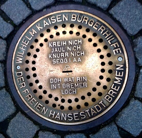 Das Bremer Loch
Wenn man eine Geldmünze in den Schlitz wirft, wird sich mit Tierlauten der Bremer Stadtmusikanten bedankt! Das Geld kommt der Wilhelm-Kaisen-Bürgerhilfe zu Gute, die damit Projekte für die Menschen in der Stadt unterstützt.