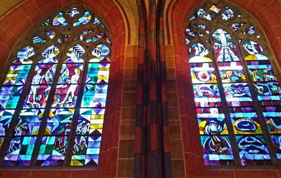 Das Innere des St. Petri Doms
Am schönsten waren die Mosaikfenster, ansonsten recht schlicht und dunkel