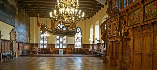40m lang, 8m breit, die obere Halle des alten Rathauses mit Modell-Kriegsschiffen an der Decke, Kunstwerke und andere Raritäten schmücken diesen Raum