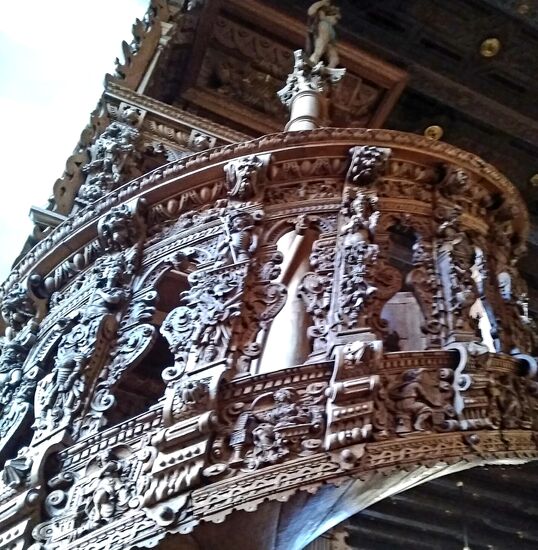 Feine Schnitzereien verzieren diese Eichentreppe zur Empore