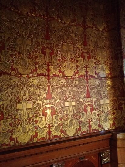 Güldener Wandbehang in der Kammer