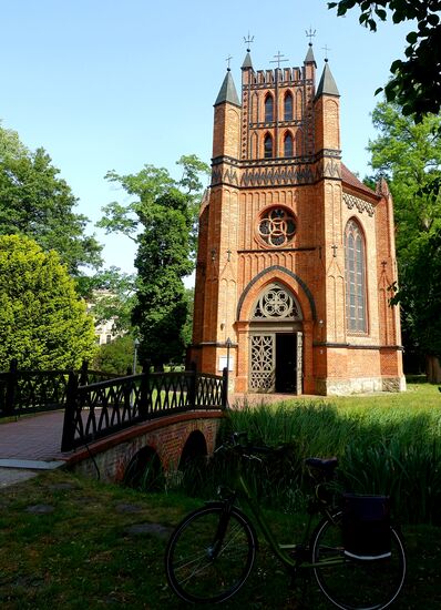 Kath. Kirche St. Helena, 1806-1809 im neugotischen Stil errichtet