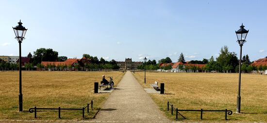 Auf dem Weg zur Stadtkirche, im Hintergrund das Schloss