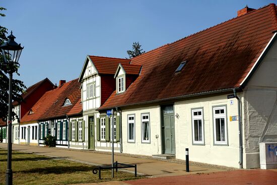 Rechts und links die Häuser der Bediensteten