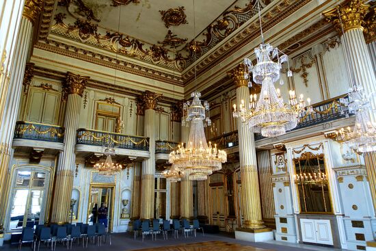 Der Thronsaal oder Goldene Saal
Die Säulen sind aus Pappmaché und innen hohl, das Gold ist auch nicht echt