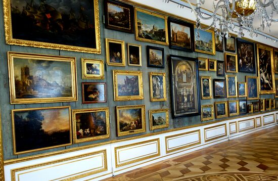 Eine Wand der Gemäldesammlung, eine Mischung verschiedenster Motive