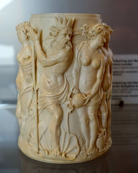 Viele Figuren aus Elfenbein