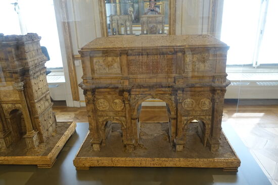 Alles aus Kork, bis ins kleinste Detail ausgearbeitet