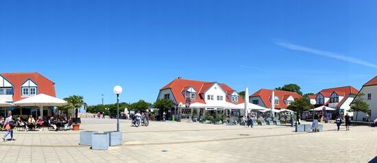 Der Zugang zur Promenade an der Haffseite mit einigen Restaurants und Shops, das "touristische Zentrum"
