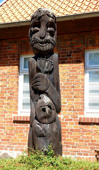 Skurrile Figur davor?