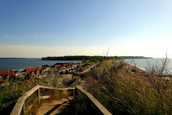 Blick vom Schmiedeberg, im Hintergrund Wustrow, links Salzhaff, rechts Ostsee....