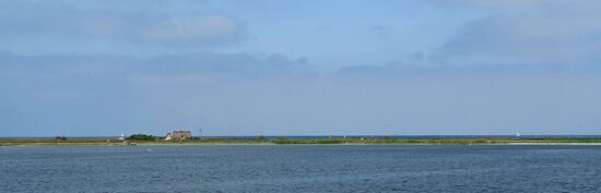 Insel Langenwerder, Vogelschutzgebiet, eingezäunt, da wohnt nur der Wart in seinem Höuschen und ein Werkstattschuppen steht da