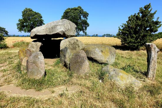 Auf dem Weg zum Leuchtturm, vorbei am Dolmen, einem von 8 Megalithgräbern aus der Früheren Steinzeit, 1800-3500 v.Chr., die sich rings um Rerik befinden