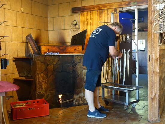 Erlebnisräucherei Scheller, im Gastraum wird geräuchert, die Aale hatten den Prozess noch vor sich