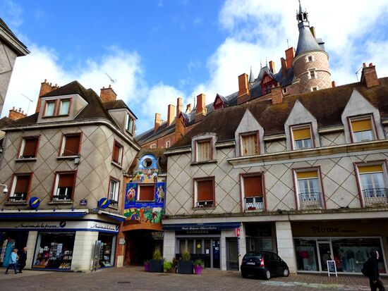 Durch das bunte Tor geht's viele Stufen nach oben zum Chateau