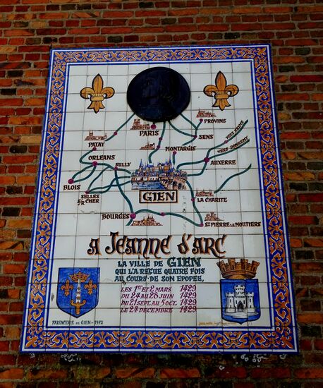 Die der Jeanne d'Arc geweihte Kirche ist die römisch-katholische Pfarrkirche von Gien. Der Turm der Kirche ist seit 1940 und das Langhaus seit 2001 als Monument historique eingetragen