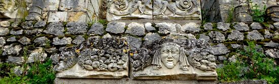 Unterwegs einige antike Fundstücke aus Stein