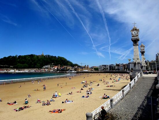 Blick auf die Altstadt und den Monte Urgull mit der Playa de la Concha