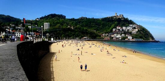 Blick in die andere Richtung, von der Playa de Ondarreta zum Monte Igueldo