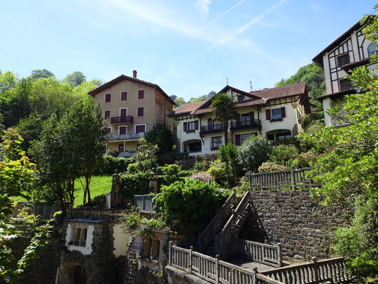 Vorbei an hübschen Häusern