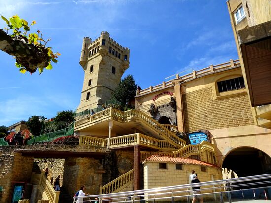 Der höchste Punkt, der Wachtturm, von dort wurde früher das Auftauchen von Walen oder feindlichen Schiffen gemeldet. Heute dient er als Aussichtspunkt