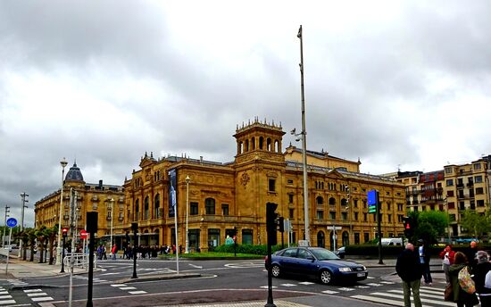 Teatro Victoria Eugenia und dahinter Hotel Maria Cristina, beide entstanden 1905