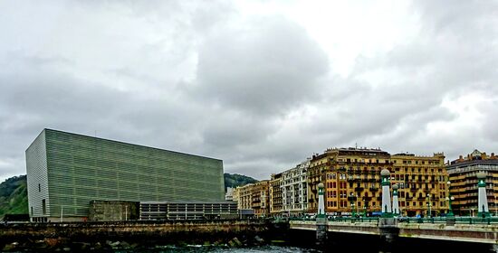 Über die Brücke Zurriola zum Palacio de Congresos Kursaal, heisst wirklich so, 1999 eröffnet nach Plänen des Architekten Rafael Moneo *1937 - muss ja nicht gefallen???