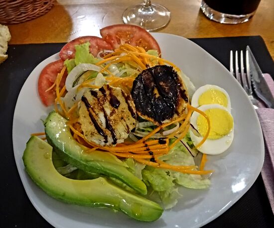 Salat mit Avocado, Ei und gebratenem Ziegenkäse