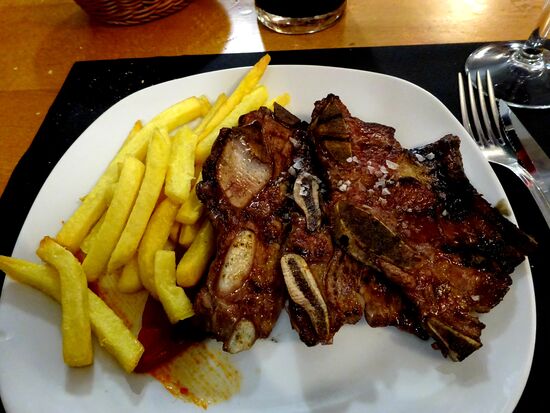 Gebratene Rinderrippchen, danach noch Nachtisch oder Café, der Café hat mir gereicht!